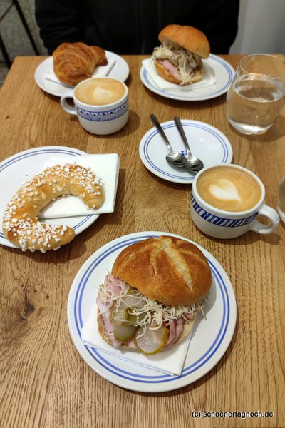 Frühstück im "Joseph Brot" in Wien: Semmel mit Bierschinken, sauren Gurken und frischem Kren, dazu Brioche-Kipferl und Cappuccino mit Hafermilch 