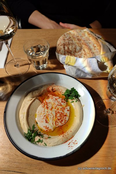 Hummus und Pitabrot im Restaurant Neni am Naschmarkt in Wien