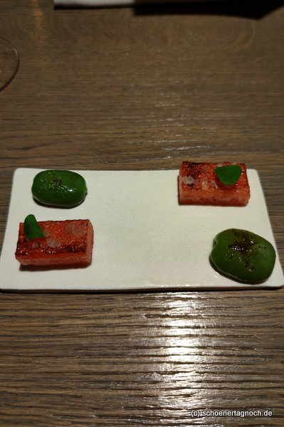 Gruß aus der Küche im TIAN in Wien: Gegrillte Wassermelone und Kiwibeere