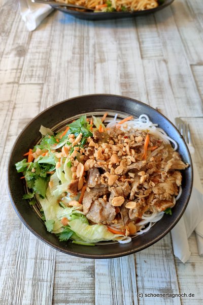Bun Bo, scharfe Reisnudeln mit Rindfleisch und Salat im Asia Imbiss Saigon in Karlsruhe