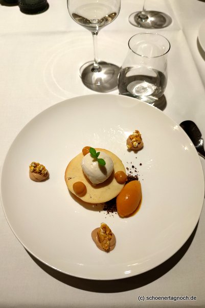 Dessert im Fässle Le Restaurant: Mandelcrème mit Quitten, Kurkuma und Buttermilch