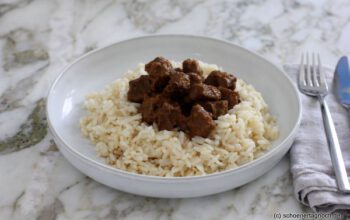 Klassisches, einfaches Rindergulasch mit Reis