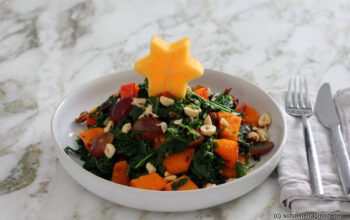 Weihnachtlicher Grünkohl-Kürbis-Salat mit Weintrauben und Cranberrys