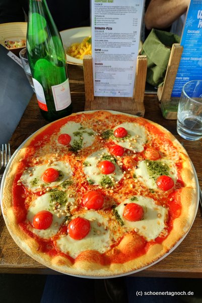 Pizza mit Kirschtomaten, Mozzarella, Pesto und Pinienkernen im Purino in Karlsruhe