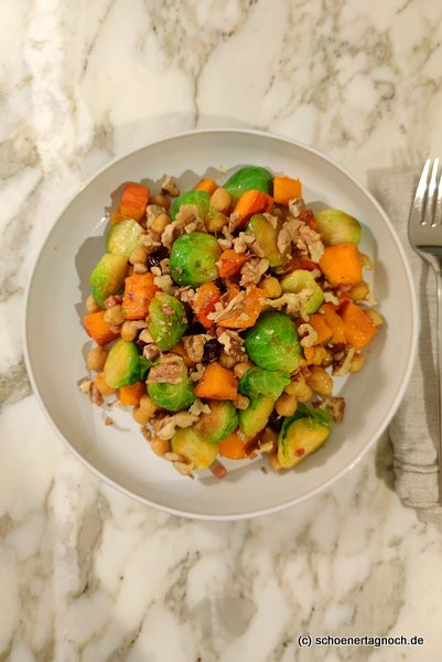 Rosenkohl-Kürbis-Salat mit Kichererbsen und Speck