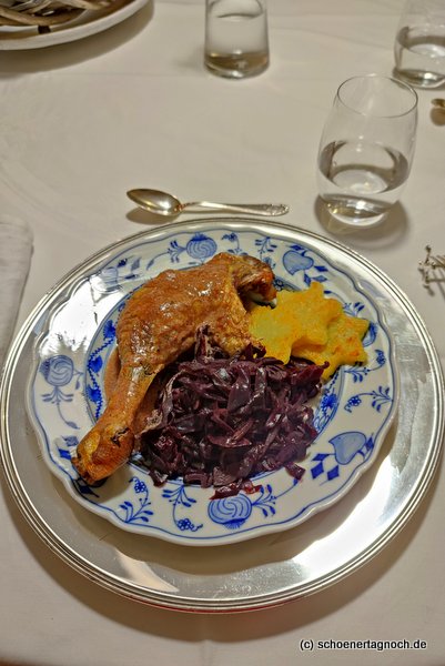 Entenkeulen mit Lebkuchensauce, Cranberry-Rotkohl und Kloß-Sternen