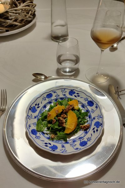 Rucola-Salat mit Orangenfilets und Walnusskernen