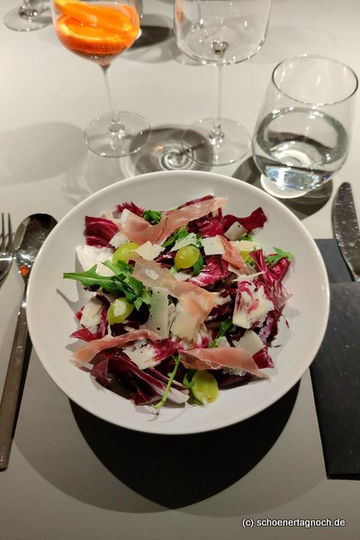 Salat mit Radicchio, Rucola, Weintrauben und Pecorino