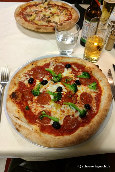 Pizza mit pikanter Salsiccia, Brokkoli,Oliven und Knoblauch im Tropea in Karlsruhe