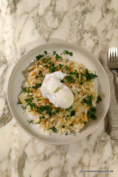 Weißkohl-Linsen-Nudelsalat mit pochiertem Ei