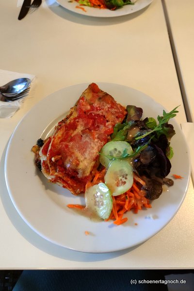 Kürbislasagne mit Salat im Glashaus in Karlsruhe
