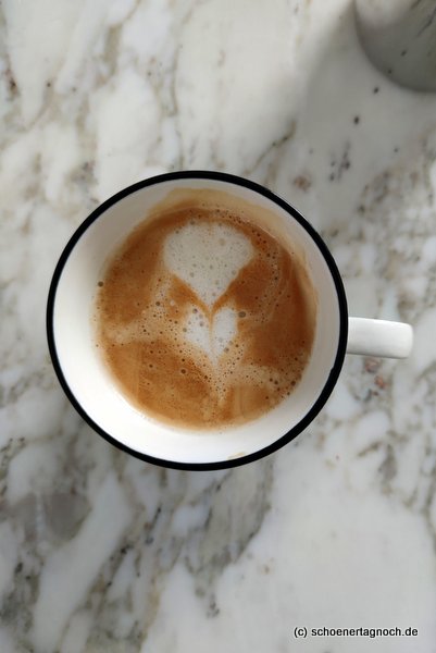 Latte Art "Blume" auf Cappcuccino