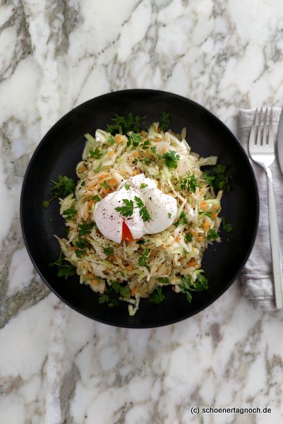 Spitzkohl-Risoni-Linsen-Salat mit pochiertem Ei