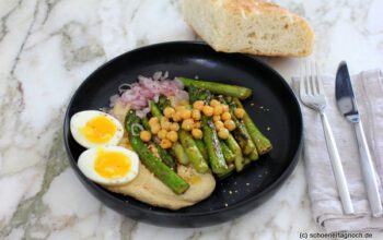 Gebratener grüner Spargel mit Hummus und Ei