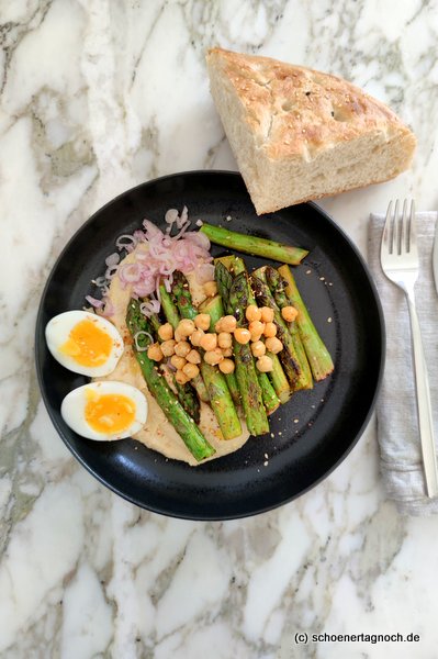 gebratener grüner Spargel mit Hummus und wachsweichem Ei