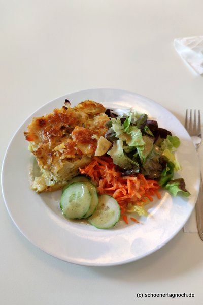 Kartoffelgratin mit Salat im Glashaus in Karlsruhe