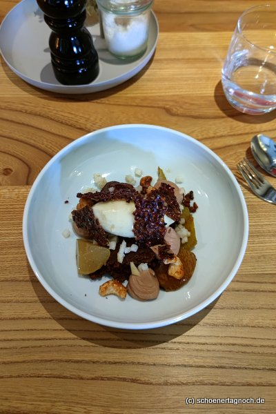 Cashew-Brownie mit marinierten Birnen und Eis im Hirsch Genusshandwerk in Bad Liebenzell