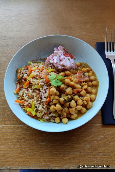 Curry mit rotem Reis, Kichererbsen, Tomaten, Karotten, Lauch im Klauprecht in Karlsruhe
