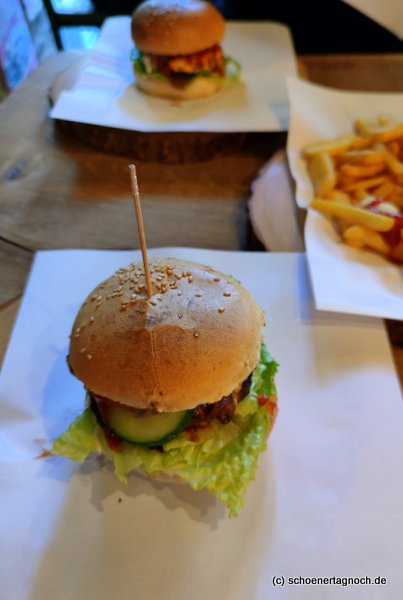 BBQ-Burger mit Pommes im Triple B in Stuttgart