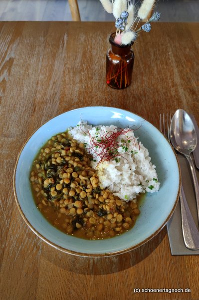 Linsen-Spinat-Curry mit Basmati-Reis im Klauprecht in Karlsruhe