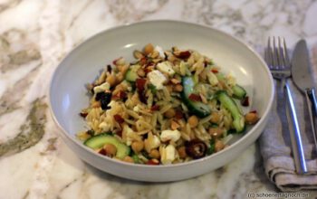 Risoni-Salat mit Zitronendressing, Gurke, Feta und frischen Kräutern