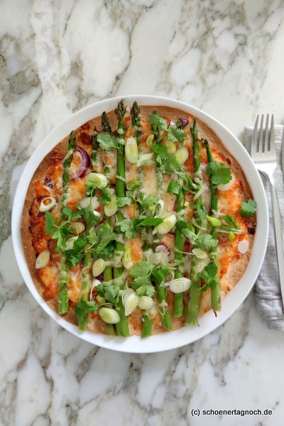 Tortilla-Pizza mit grünem Spargel, Sambal Oelek und Mangochutney