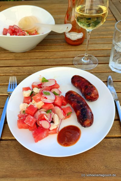 Gegrillte Salsiccia und dazu Wassermelonen-Radieschen-Salat mit Ziegenfrischkäse und Minze