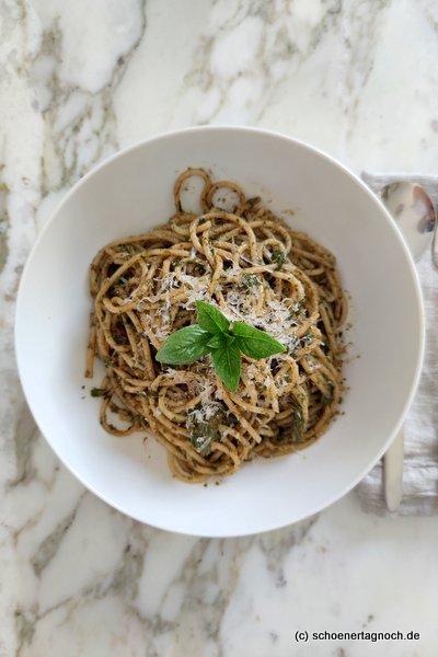 Spaghetti mit selbstgemachtem Basilikumpesto