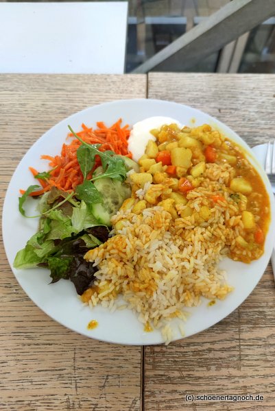 Blumenkohl-Curry mit Reis und Salat im "Glashaus" in Karlsruhe