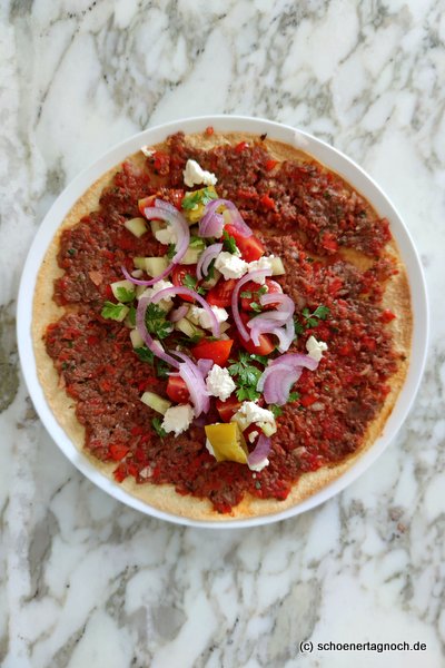 schnelle Version von Lahmacun, der türkischen Pizza mit Hackfleischbelag, mit Tortilla-Wrap