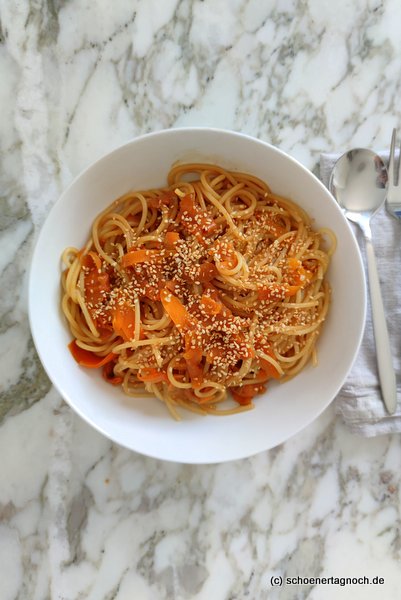 Spaghetti mit Miso-Möhren mit Karotten aus eigener Ernte
