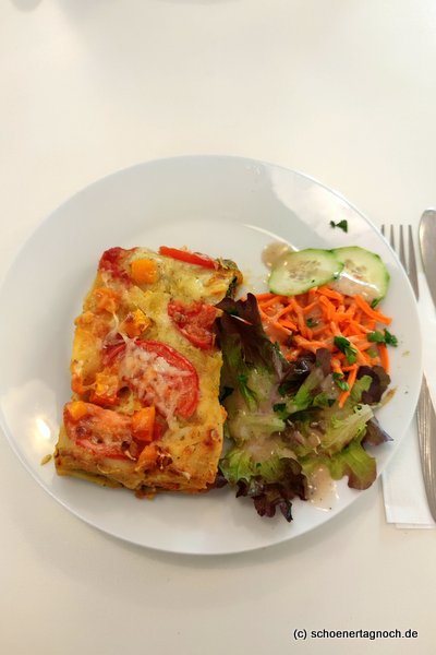 Kürbislasagne mit Salat im Glashaus in Karlsruhe