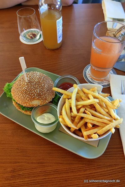 Burger mit Pommes im Golfclub Bad Liebenzell