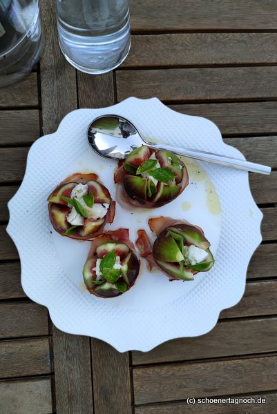 Jamie Olivers Feigen-Salat mit frischen Feigen, Ziegenfrischkäse, Parmaschinken und Basilikum