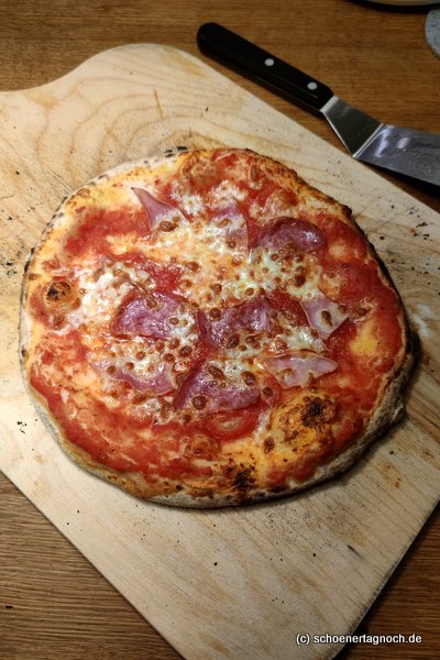 selbstgemachte Pizza mit Schinken und Salami von cookingaffair