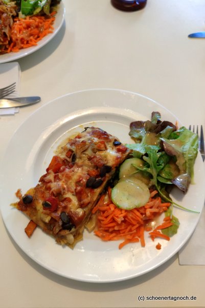 Kürbislasagne mit Salat im vegetarischen Imbiss Glashaus in Karlsruhe