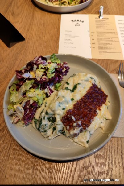 Spinatlasagne mit Salat im "Karla und gut" in Karlsruhe