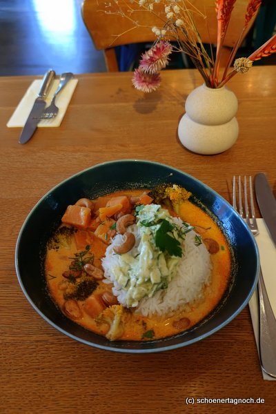 Thai-Curry mit Brokkoli, Süßkartoffeln und Zucchini-Relish mit Reis im Klauprecht in Karlsruhe