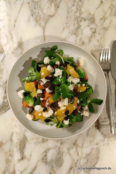 Rosenkohl-Süßkartoffel-Salat mit Orangenfilets und Feta