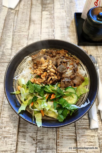 Bun Bo (Reisnudeln mit Rindfleischstreifen und Salat) im Saigon Asia Imbiss in Karlsruhe