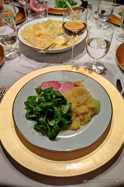Schäufele mit Kartoffelsalat und Ackersalat, traditionelles Essen an Heiligabend