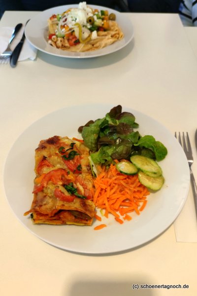 Gemüselasagne mit Salat im Glashaus in Karlsruhe