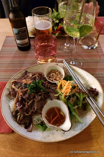 Bun Bo, gebratenes Rindfleisch mit lauwarmen Reisnudeln, im Restaurant "Mama Thanh" in Karlsruhe