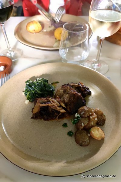 Wildschwein mit Kartoffeln und Spinat im Restaurant "Olume" in Porto 
