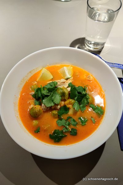 Rosenkohl-Hähnchen-Suppe mit Reisnudeln, Kokosmilch und frischem Koriander