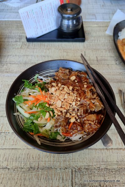 Bun Bo, Reisnudeln mit Salat, gebratenen Rindfleischstreifen und Erdnüssen, im Saigon Asia Imbiss in Karlsruhe