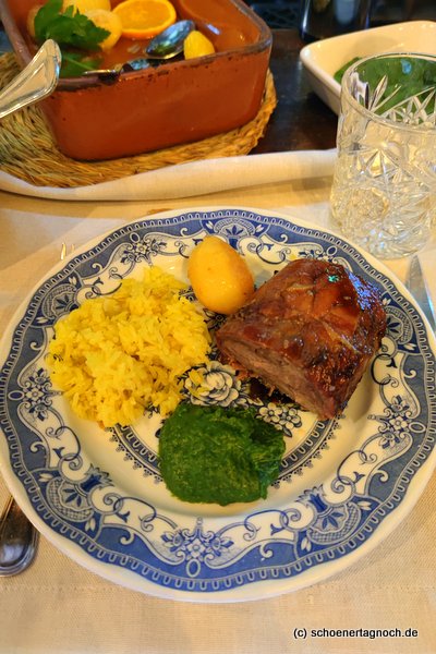 Rinderbraten mit Safranreis, Spinat und Kartoffeln im Restaurant "A Cozinha do Manel" in Porto