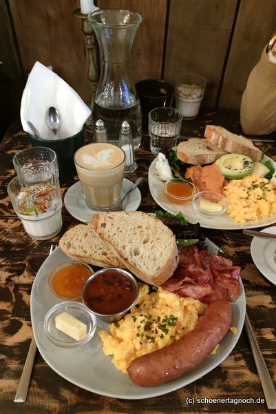 Frühstück im Do Norte Café by Hungry Biker in Porto