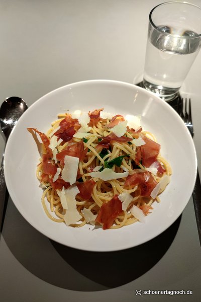 Spaghetti in Zitronenöl mit Schinkenchips