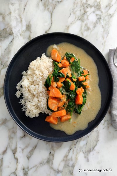 Sußkartoffel-Curry mit Babyspinat und Reis